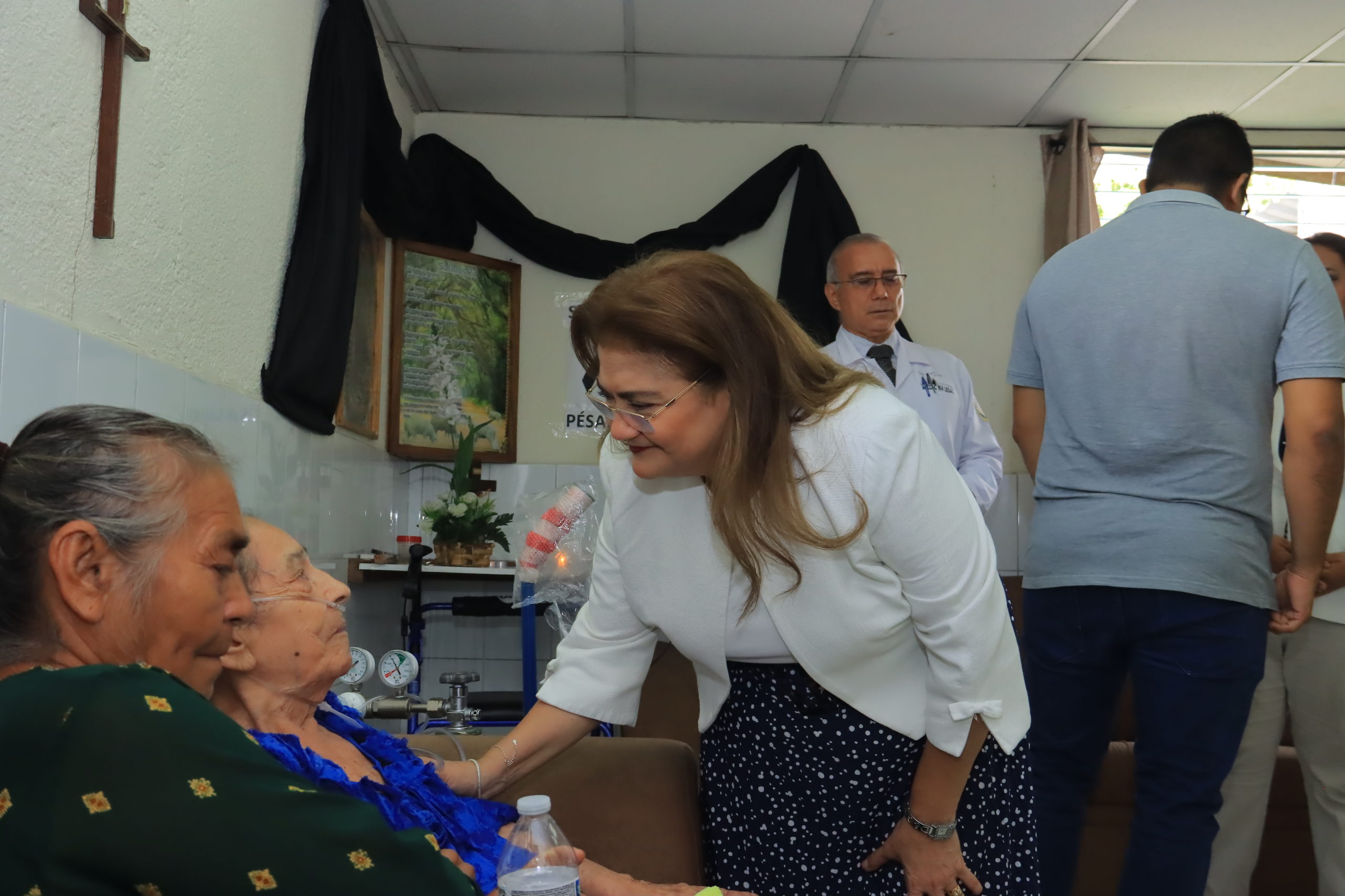 Procuradora Raquel Caballero acompañó a madre Toñita en acto de restitución de los restos óseos de su hijo